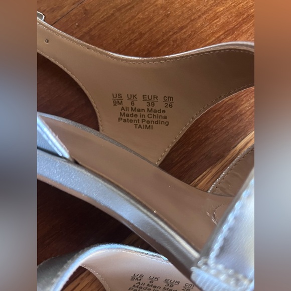 Naturalizer Silver Sandals. Size 9, New, never worn. - Picture 6 of 10